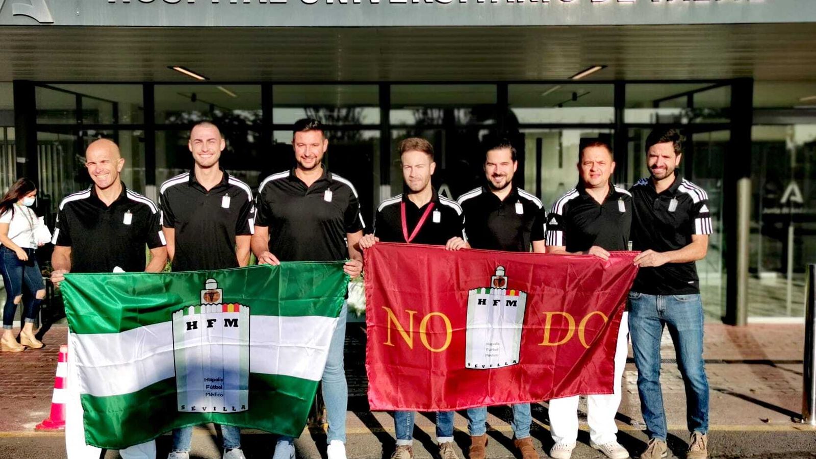 Representación de profesionales de Valme que integran el equipo sevillano de fútbol médico.