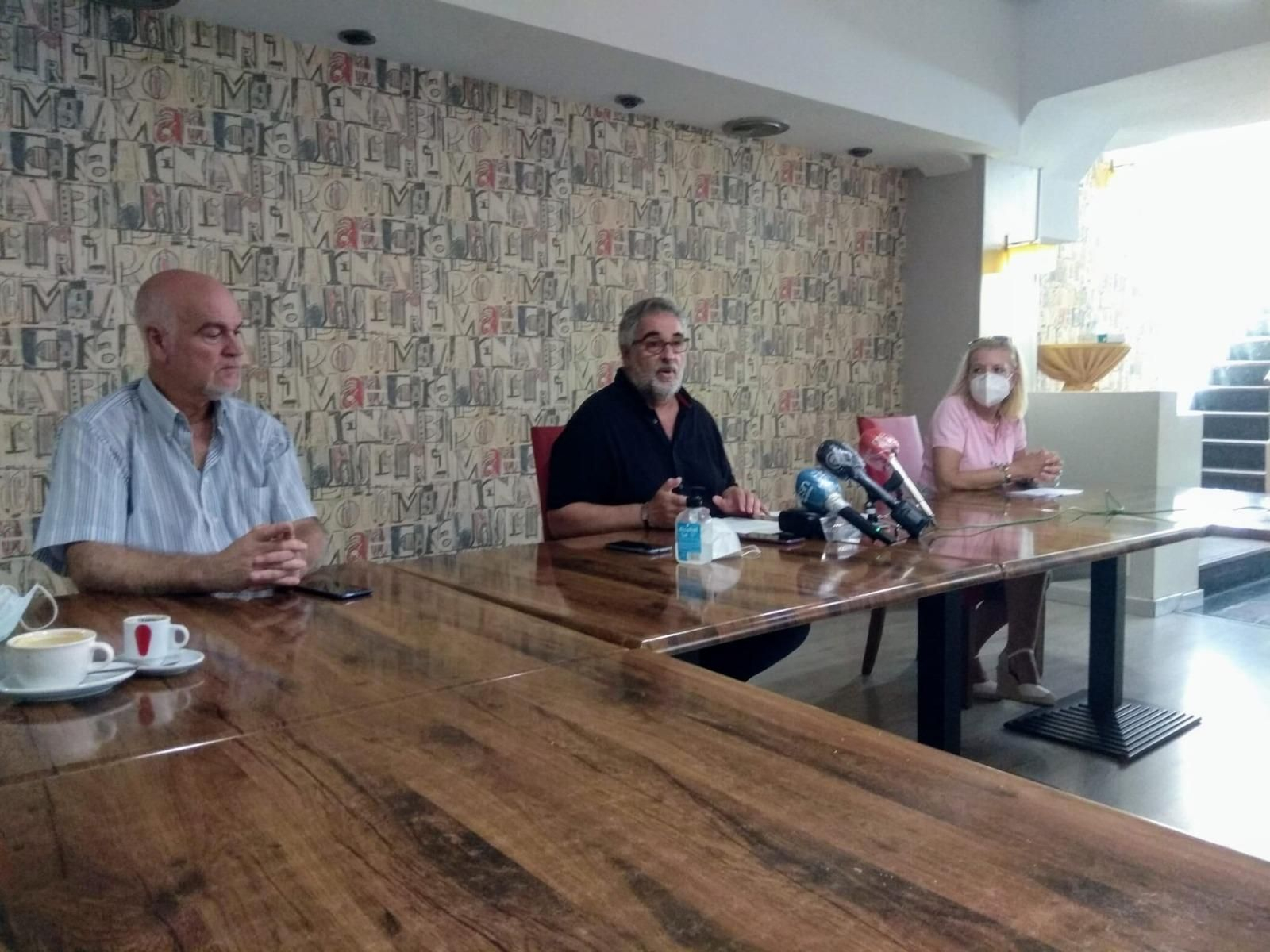 José Carlos Tejada, en el centro, durante el desayuno informativo ofrecido por la Mesa de Infraestructuras