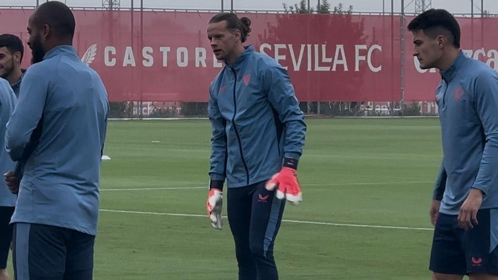 Orjan Nyland se ejercita en el rondo junto al grupo de trabajo.