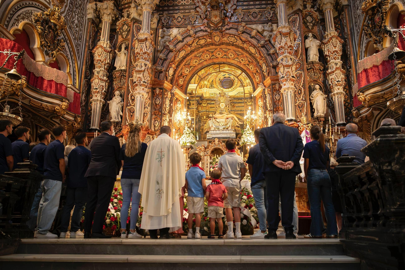 Las imágenes de la ofrenda del Granada CF a la Virgen de las Angustias