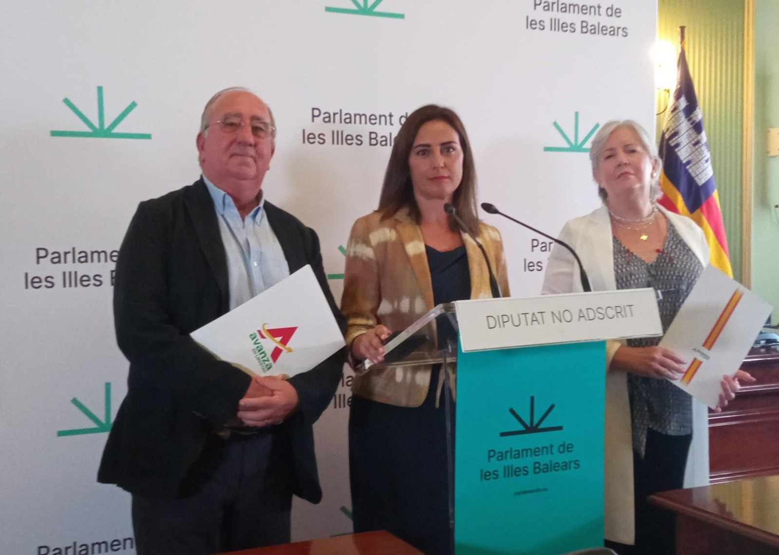 La ex portavoz balear de Vox Idoia Ribas, junto al ex diputado Agustín Buades y la 'consellera' menorquina Maite de Medrano.