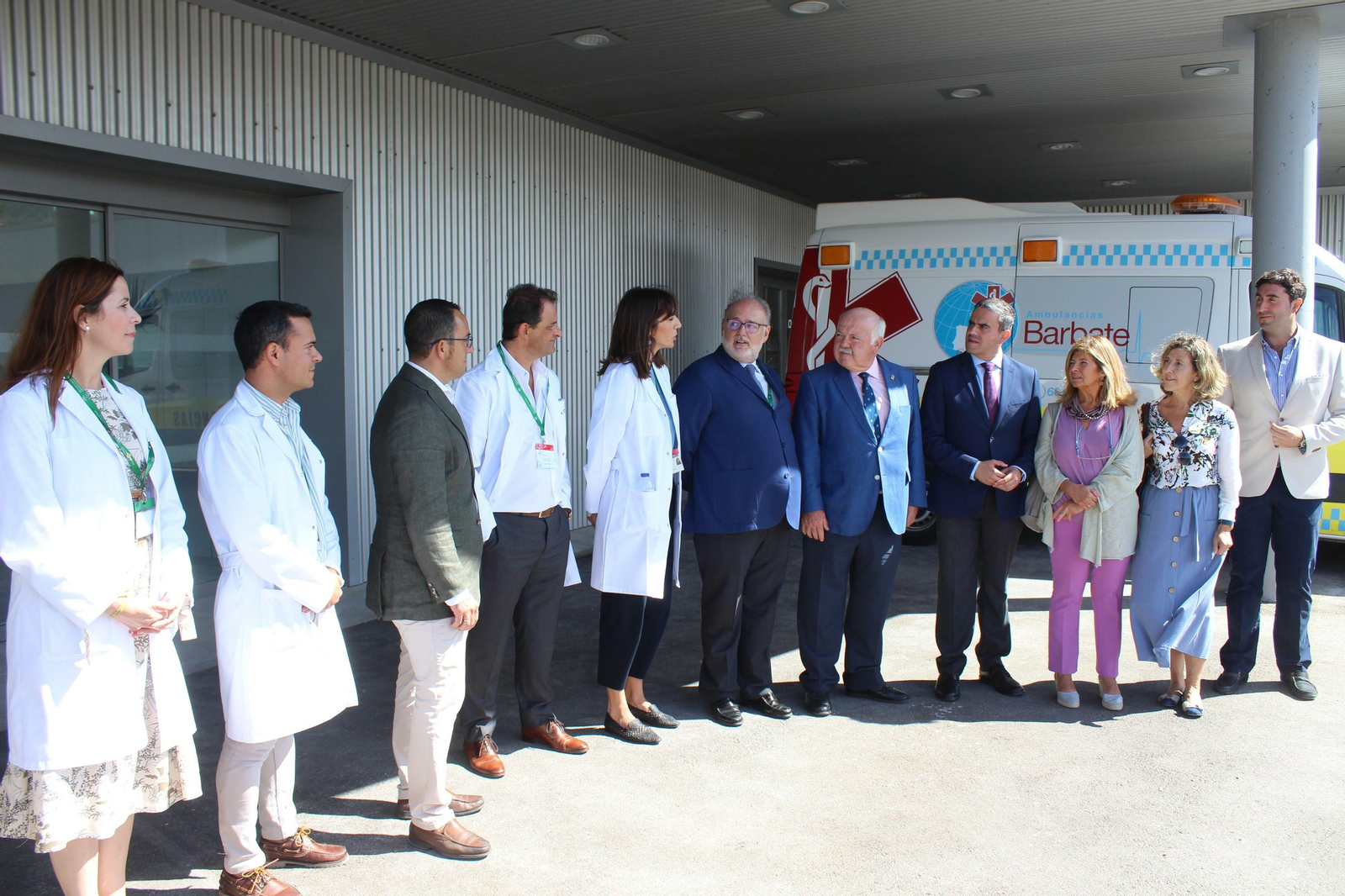 El consejero junto al equipo médico del servicio de Urgencias del Hospital La Janda.
