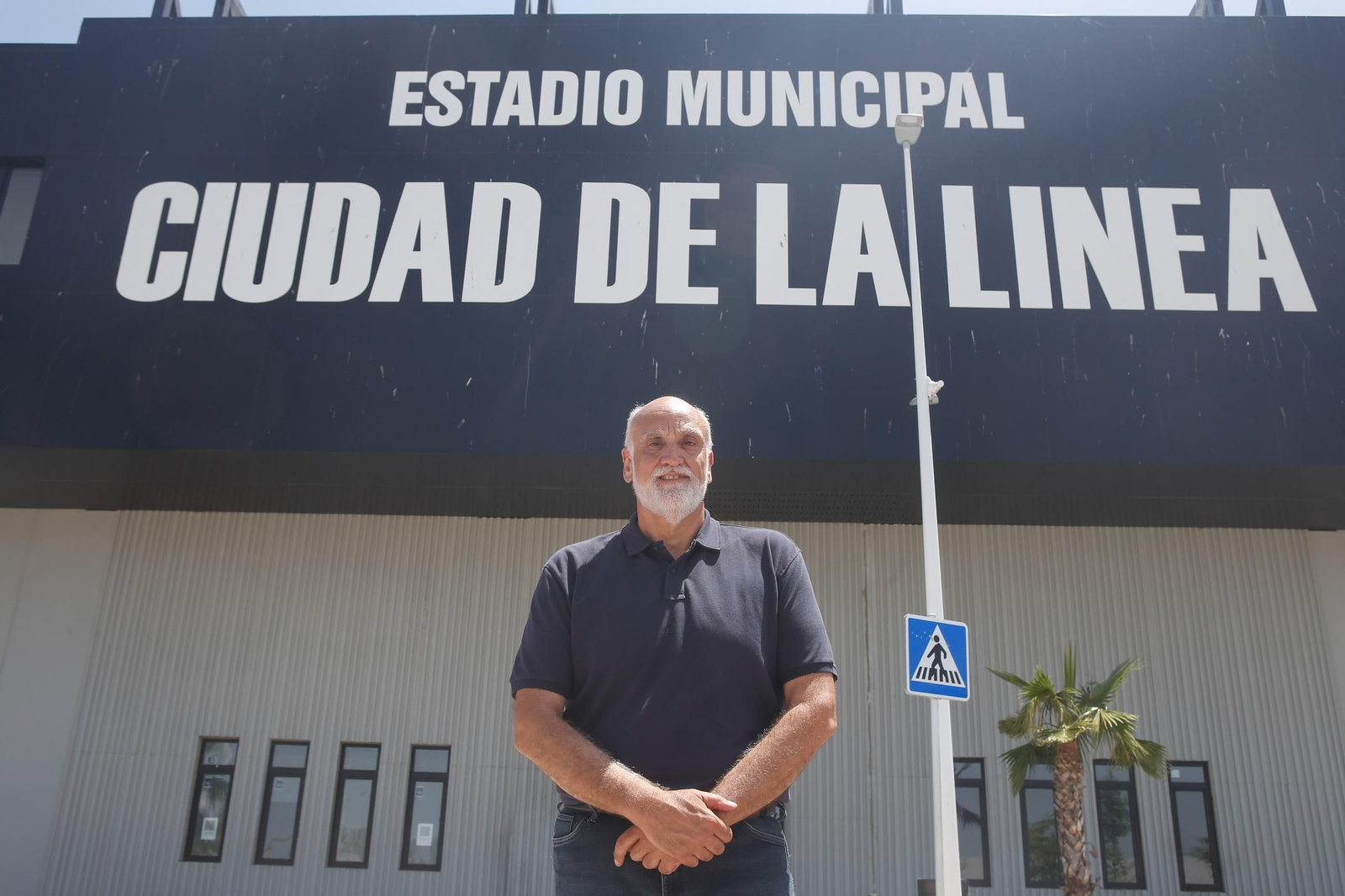 Javier Vidal, ante el Estadio Municipal de La Línea, reformado por completo.