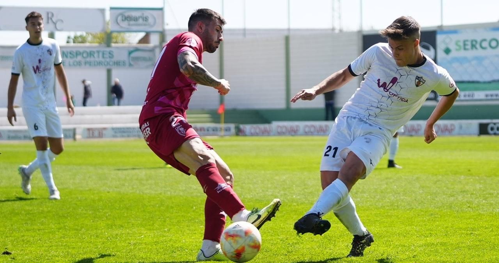 Samu es presionado por un jugador del Antoniano.