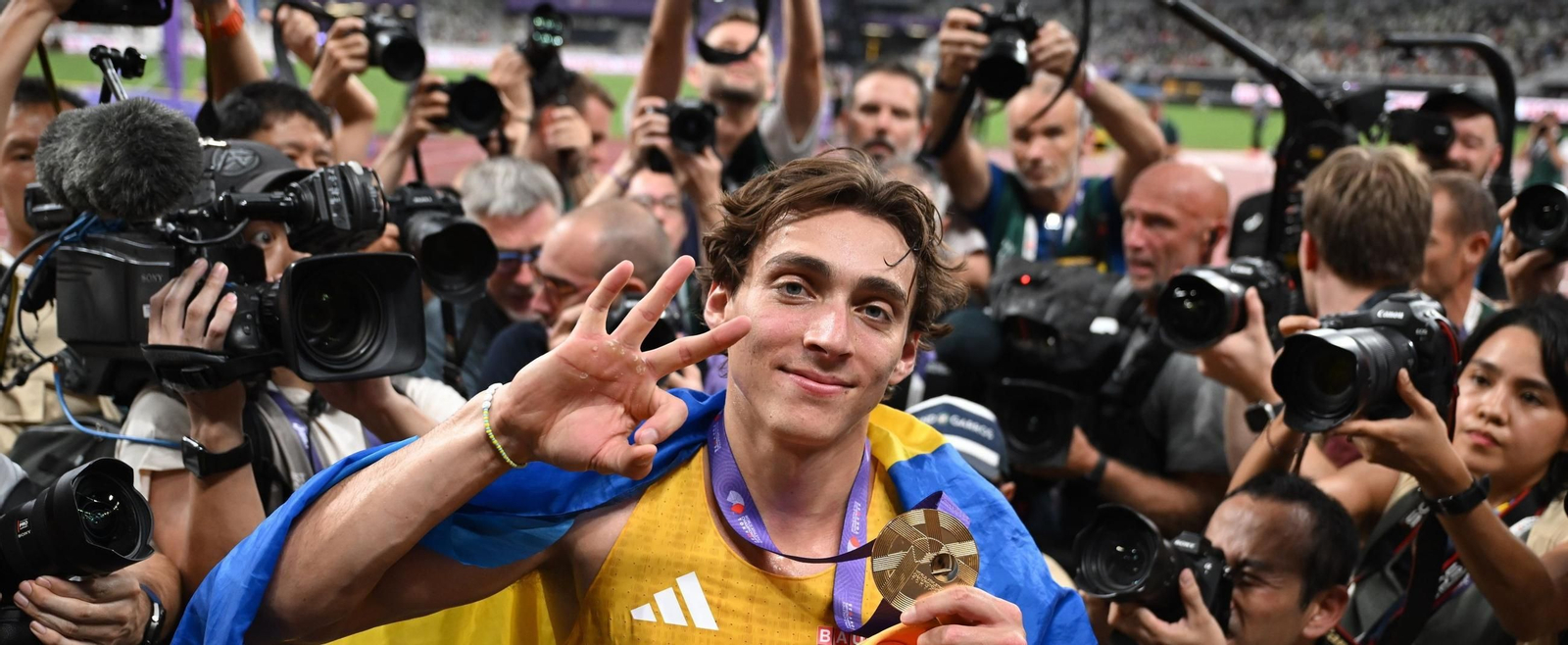 Duplantis celebra su nuevo triunfo rodeado de una gran expectación en Tokio.