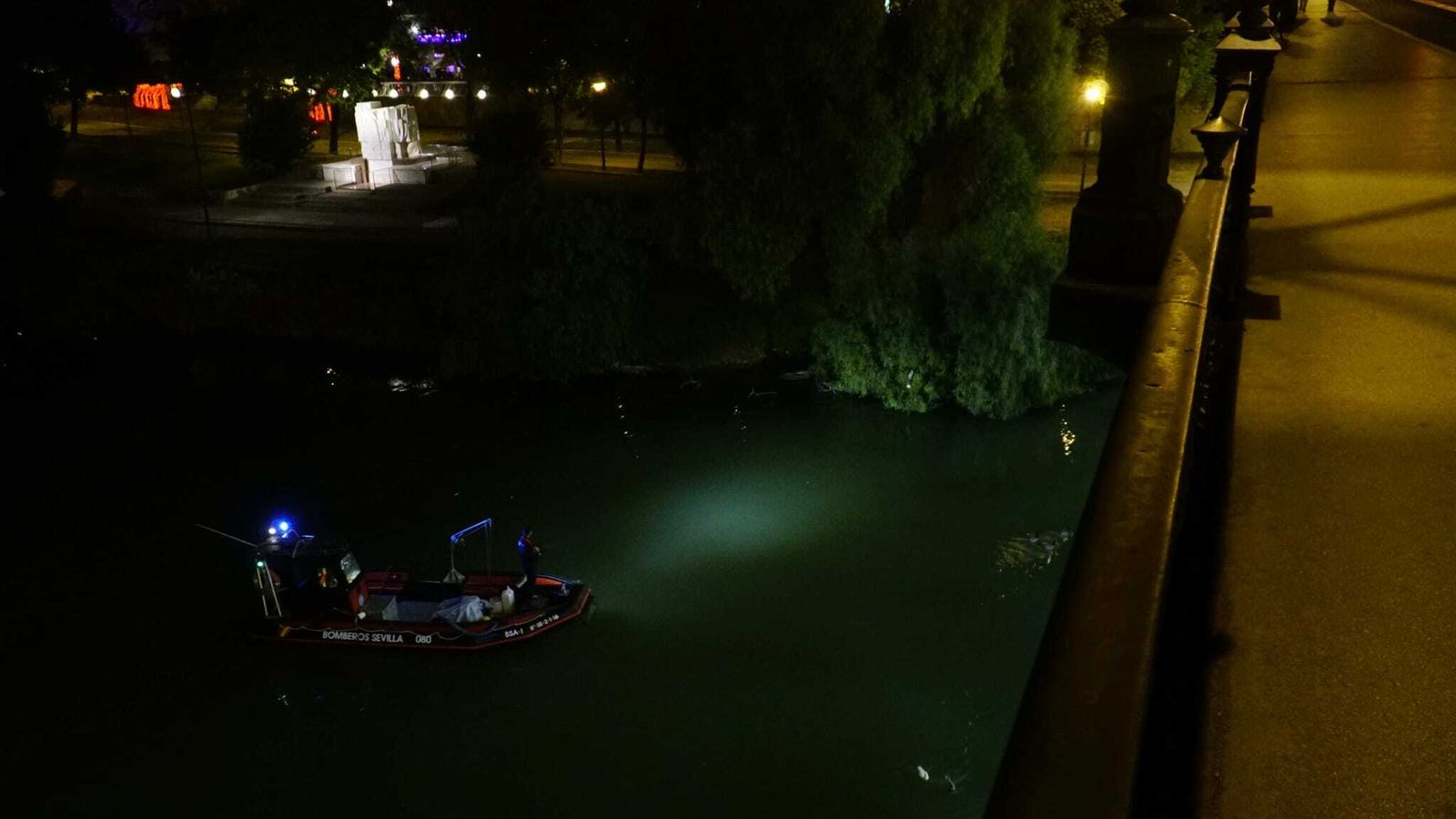 Los trabajos de búsqueda, desde el puente de Triana.