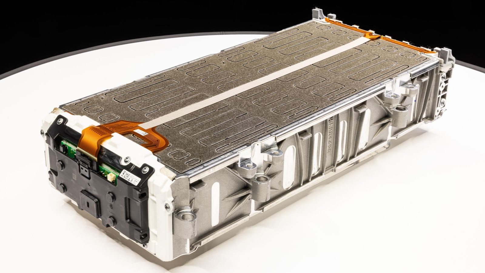 La batería está conformada por 15 módulos con 14 celdas que suman un total de 210. Ofrecen una densidad de potencia de 305 Wh/kg.
