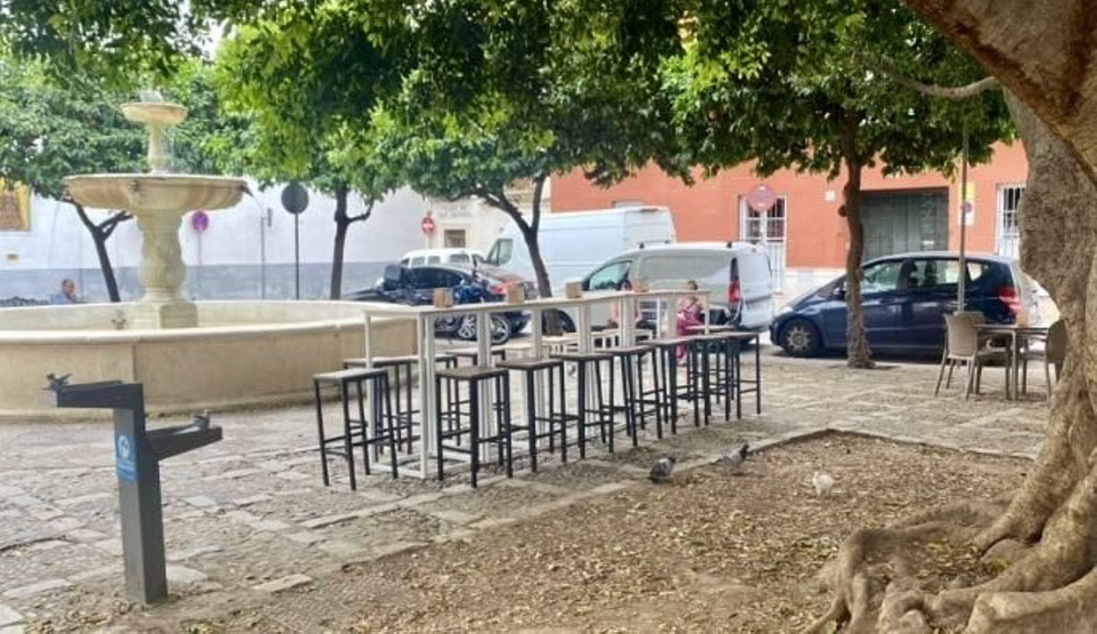 Veladores altos en la Plaza de San Leandro, junto a la Pila del Pato.