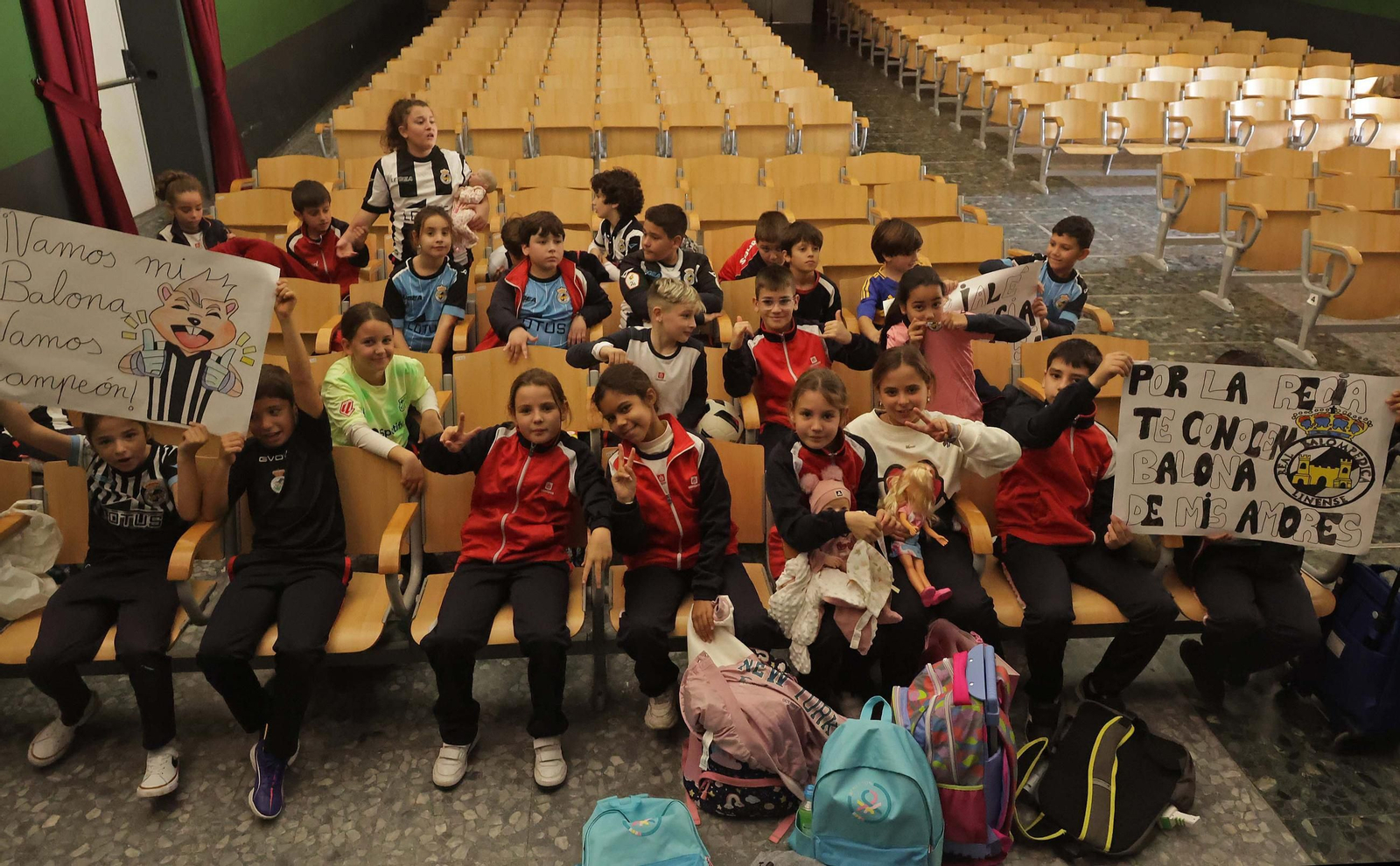 Las fotos de la visita de los jugadores de la Balona al colegio Salesianos de La Línea