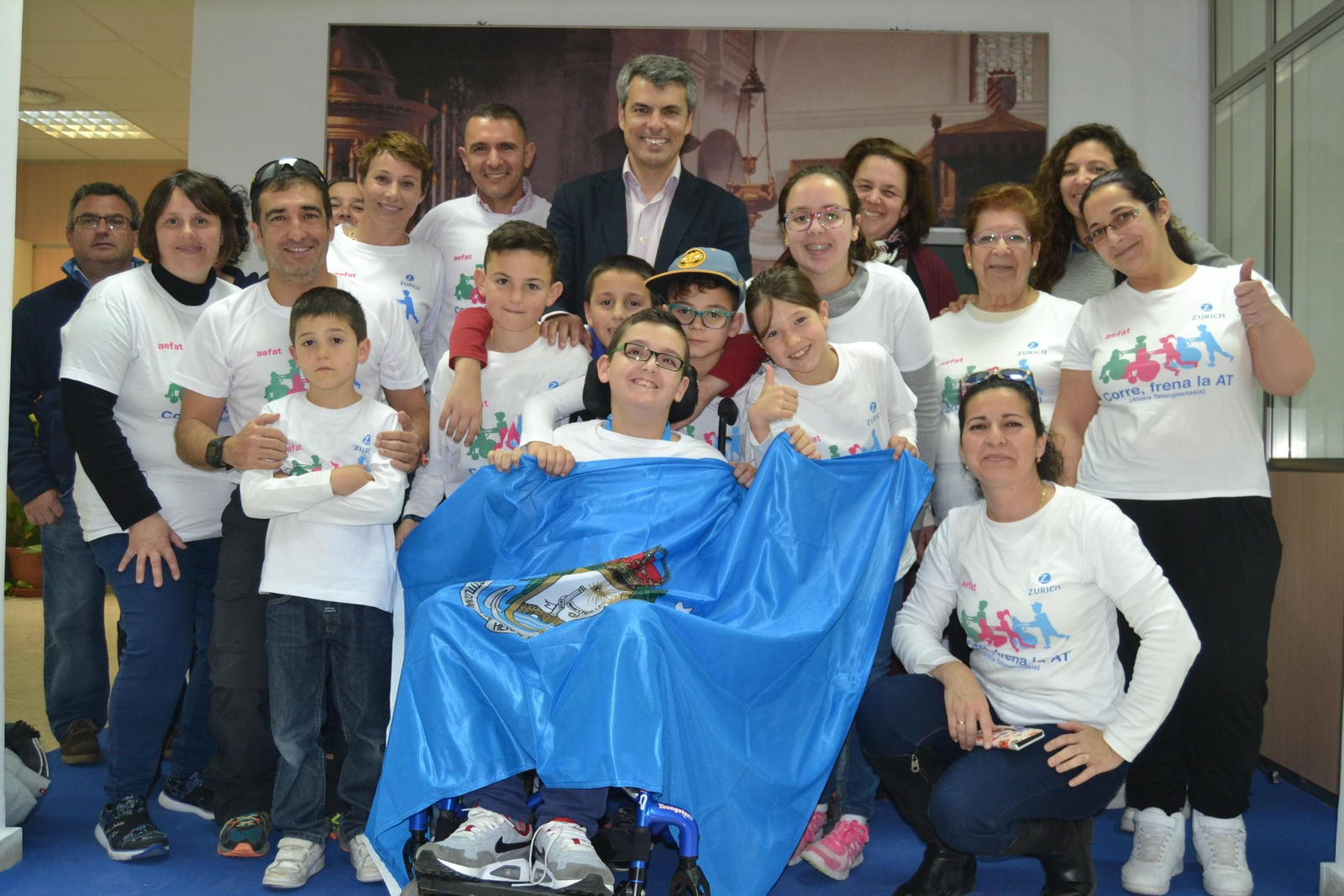 Germán Conde, arropado por Romero y Lebrero, además de voluntarios y miembros de la AEFAT.