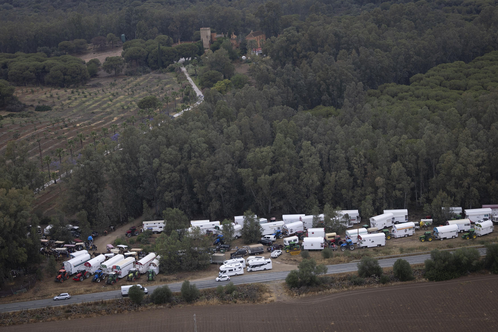 Las impresionantes fotos del camino del Rocío, desde el helicóptero de la Guardia Civil