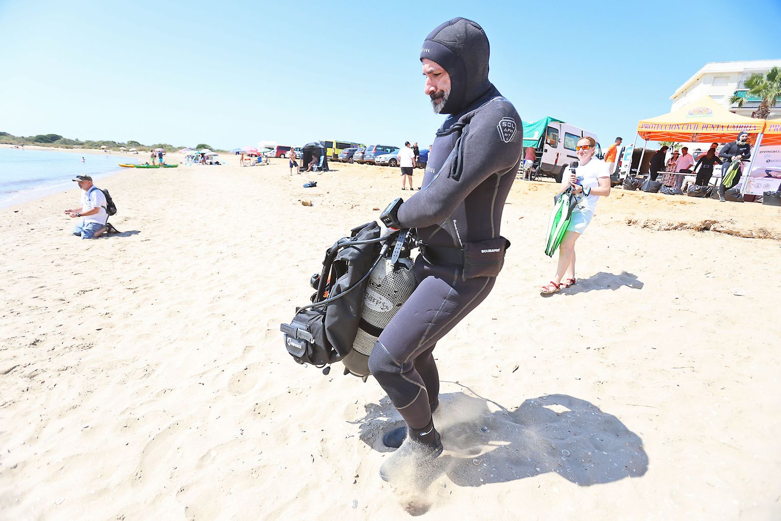 Imágenes de la gran recogida de residuos abandonados en el marco de la octava edición de '1m2 contra la basuraleza'. En la playa de la Canaleta.