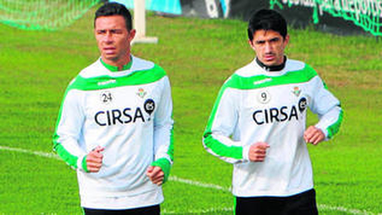 Jonathan Pereira realiza carrera continua junto a Rubén Castro el martes, minutos antes de que se revolviese frente a un aficionado que lo menospreciaba.