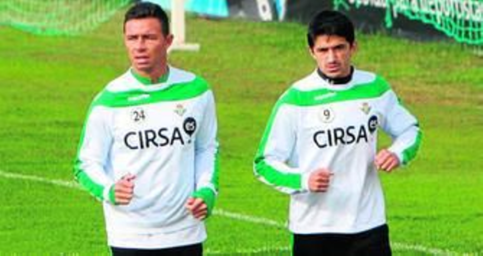 Jonathan Pereira realiza carrera continua junto a Rubén Castro el martes, minutos antes de que se revolviese frente a un aficionado que lo menospreciaba.