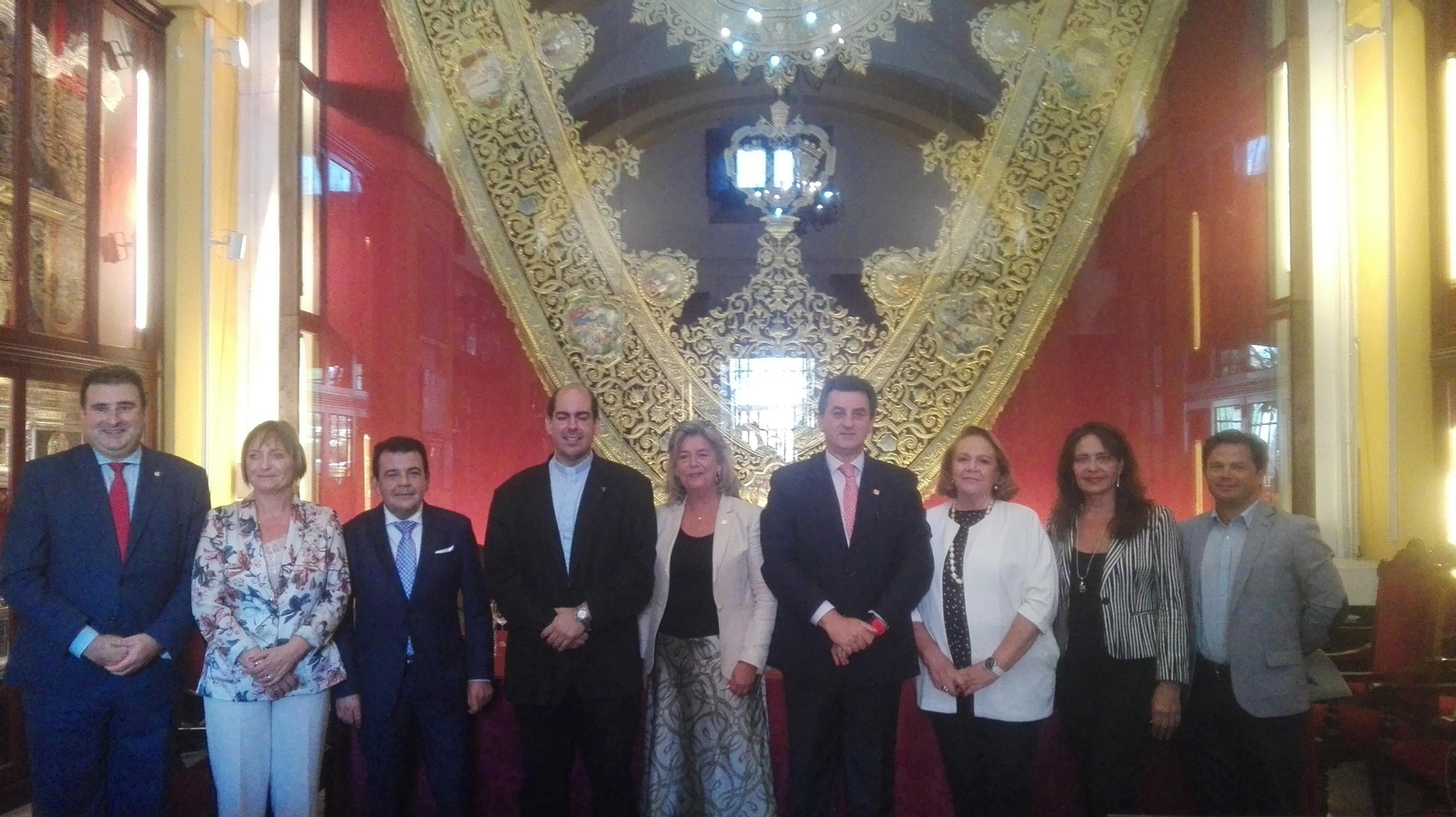 Foto de familia del hermano mayor de los Estudiantes con los integrantes de Cáritas Universitaria, la Fundación Persán, la Fundación Bancaria la Caixa, la Fundación Ayesa, la Fundación Caja de Ingenieros y Automóviles Berrocar SL, que hacen posible las ayudas.