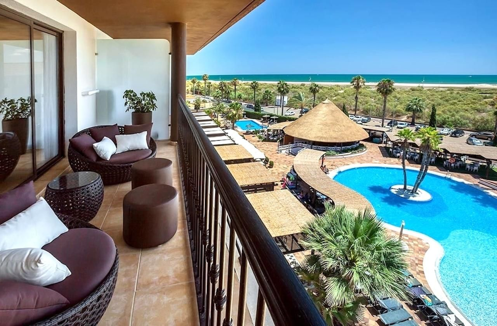 Está rodeado de espacio natural protegido, y tiene la playa a solo unos pasos