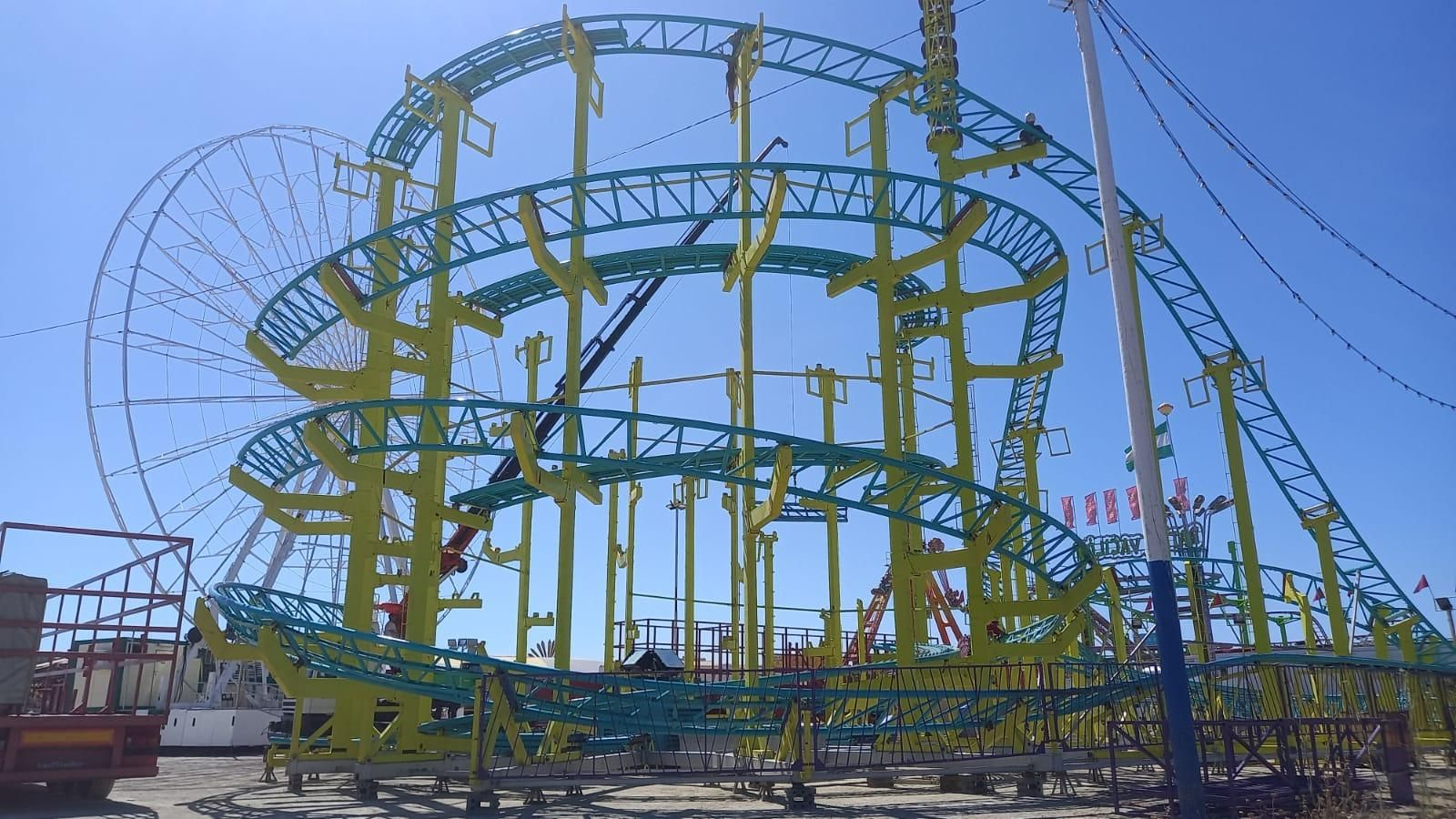 Recta final de los trabajos de montaje de las atracciones de la Feria de San Fernando