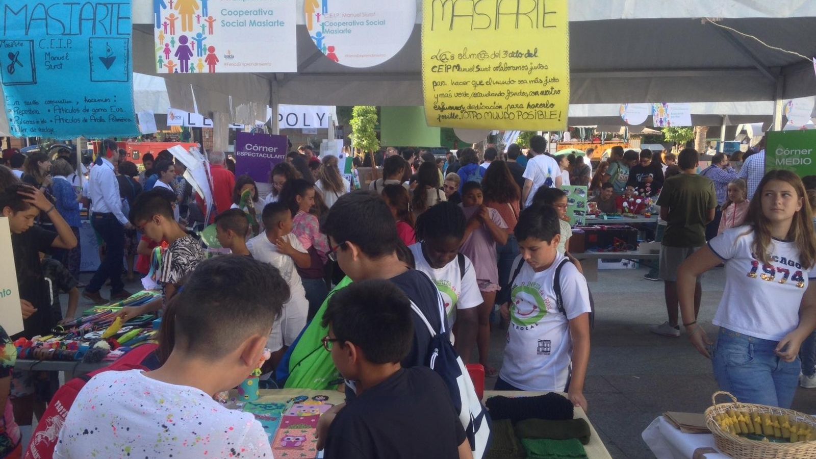 Imagen de la inauguración de la Feria de Emprendimiento en la Plaza de la Soledad.