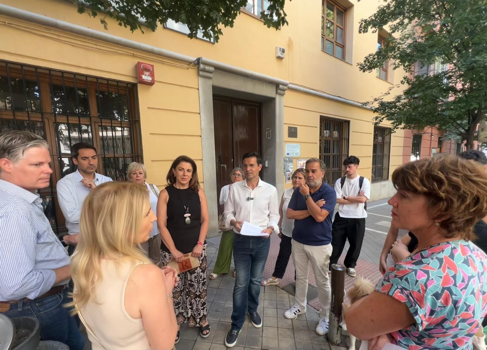 Concejales del grupo socialista con padres de alumnos del CEIP San José.
