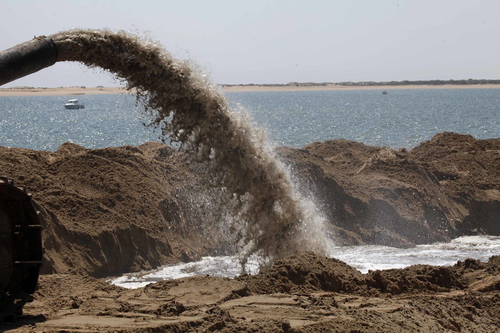 El inicio de los trabajos de regeneración de la arena en la playa de El Portil