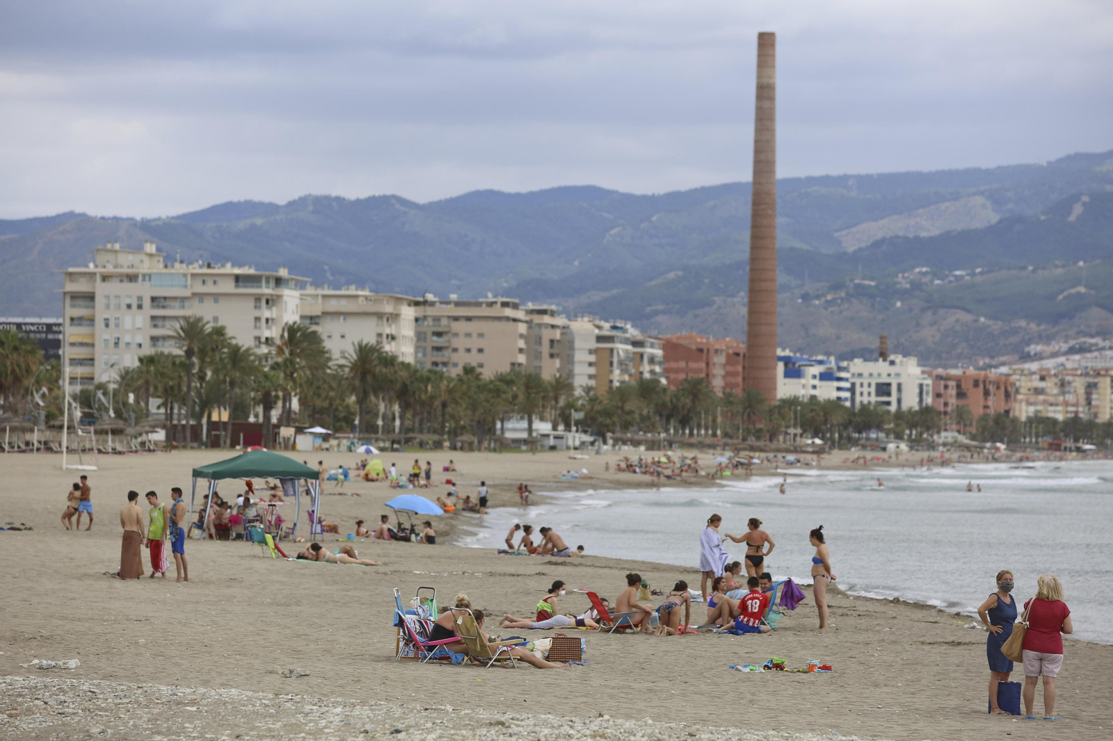 Fotos de la playa de La Misericordia, en Málaga, en el segundo día de calor de la desescalada