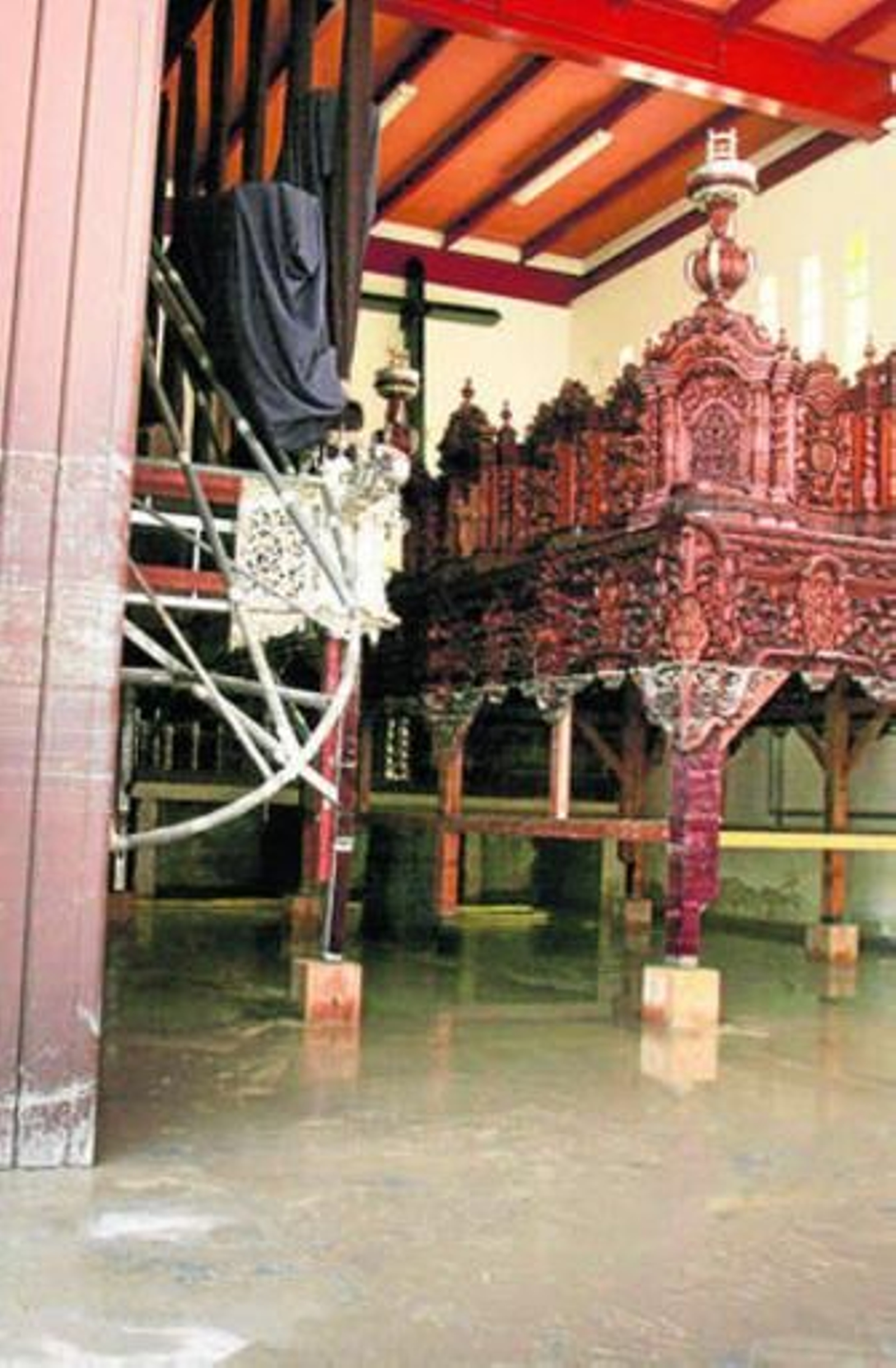 Los pasos de la hermandad en una inundada ermita de Guía.