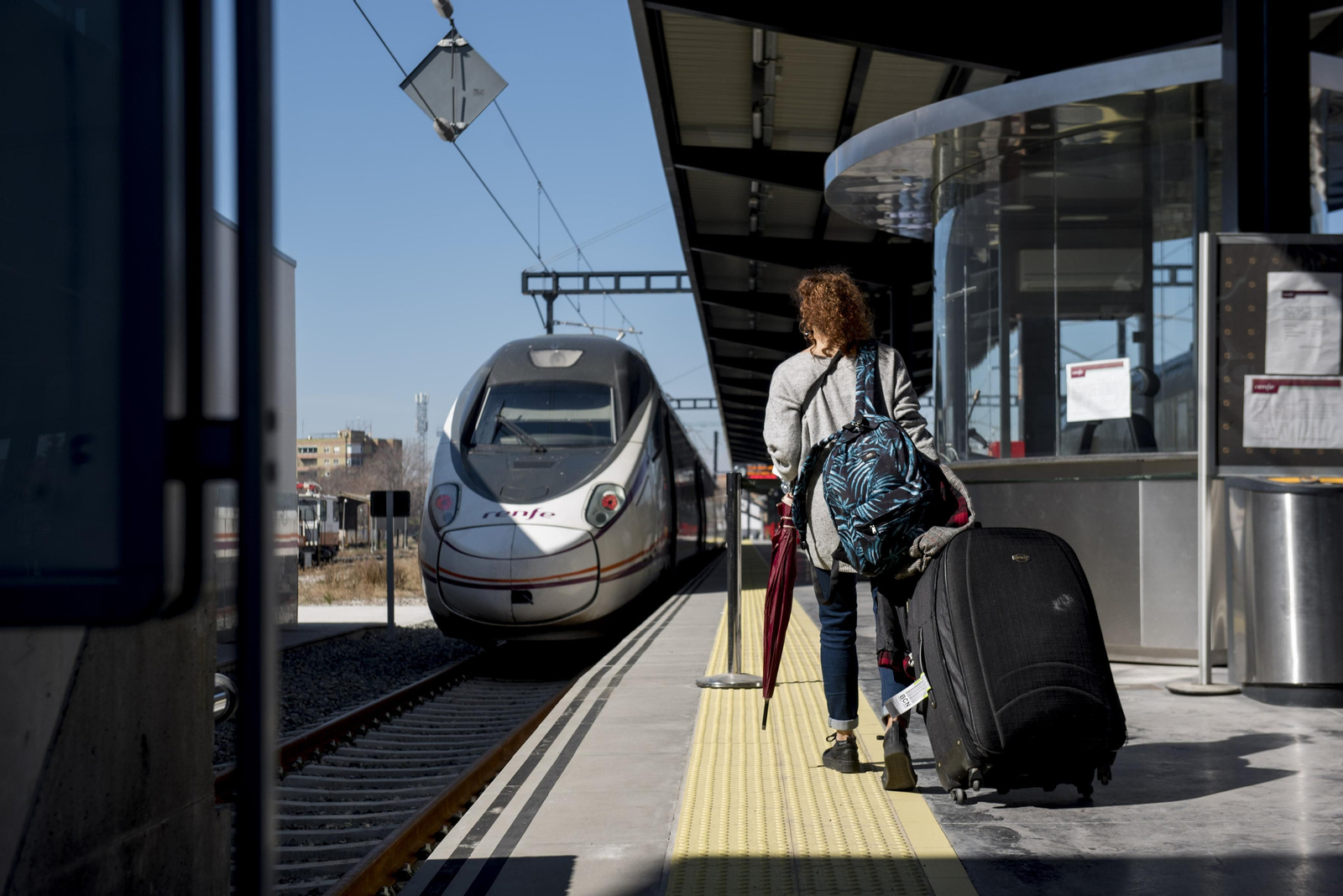 Una pasajera se dispone a subirse al tren Avant entre Granada y Sevilla de las 13:20 horas del lunes