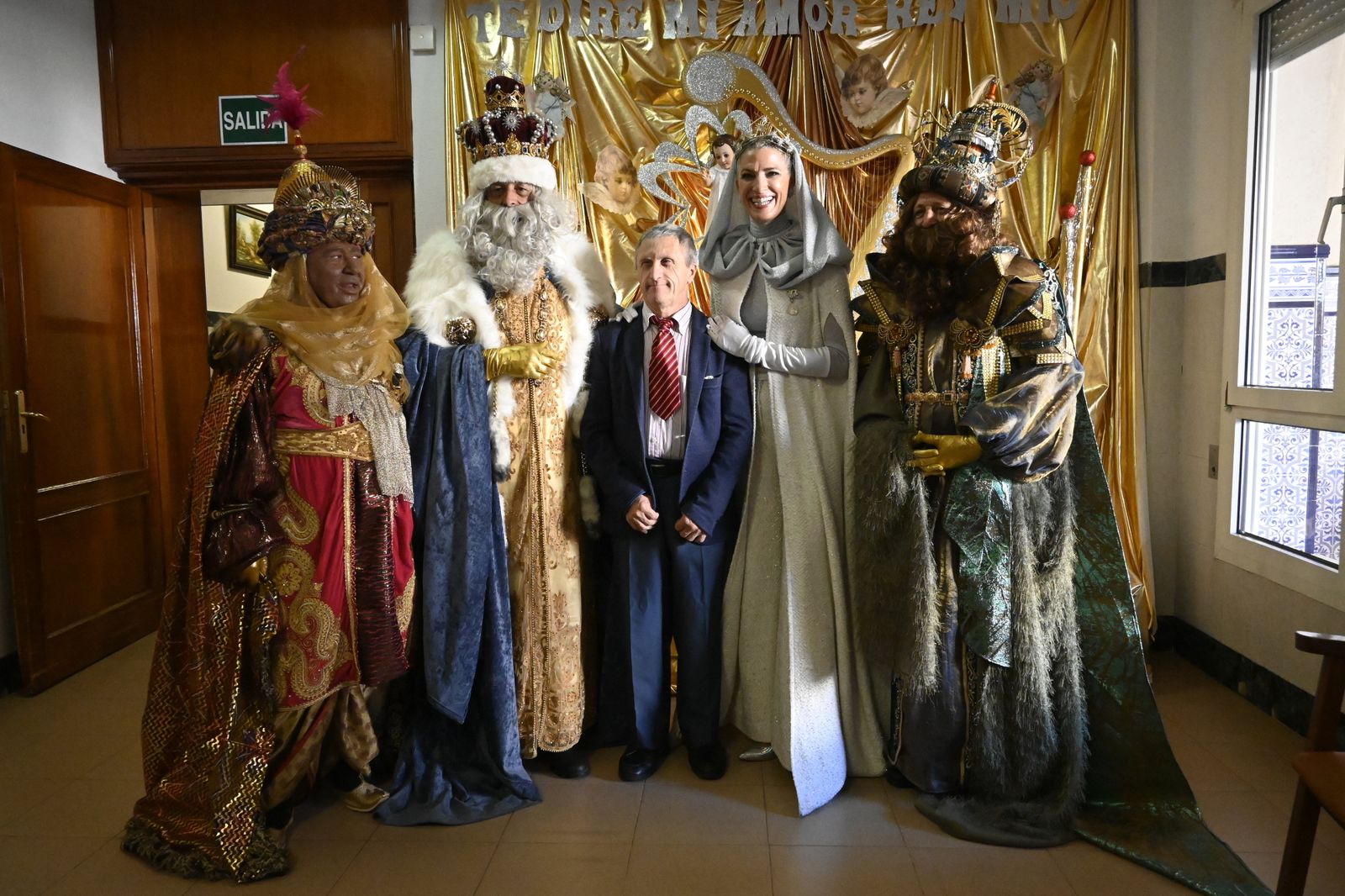 Visita de los Reyes Magos a los ancianos de los asilos de Huelva, en imágenes