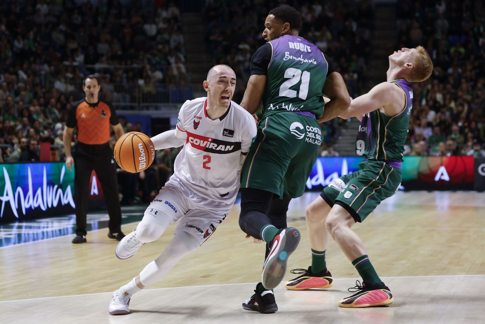 Jonathan Rousselle trata de superar un bloqueo.