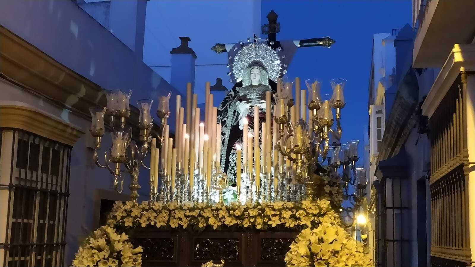 Las imágenes de la Soledad en procesión por las calles de San Fernando