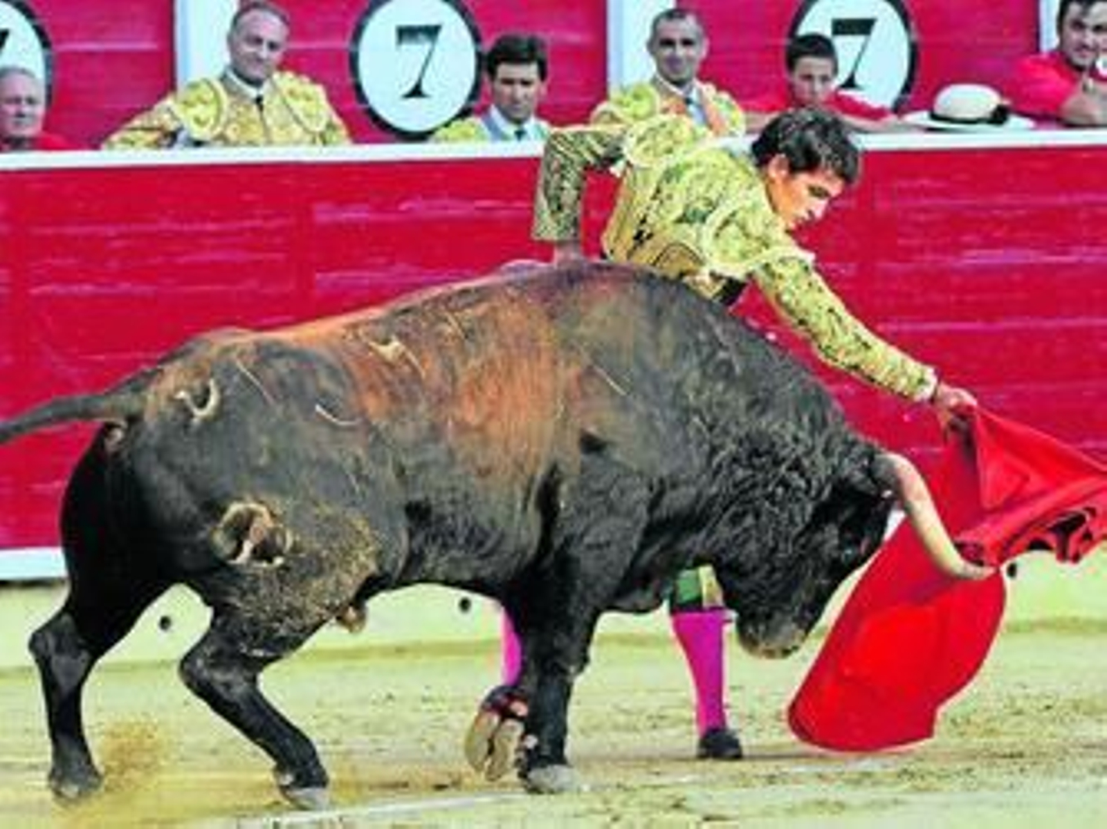 Sergio Serrano, en un pase de pecho a su segundo toro en la cuarta corrida de la Feria de Albacete.