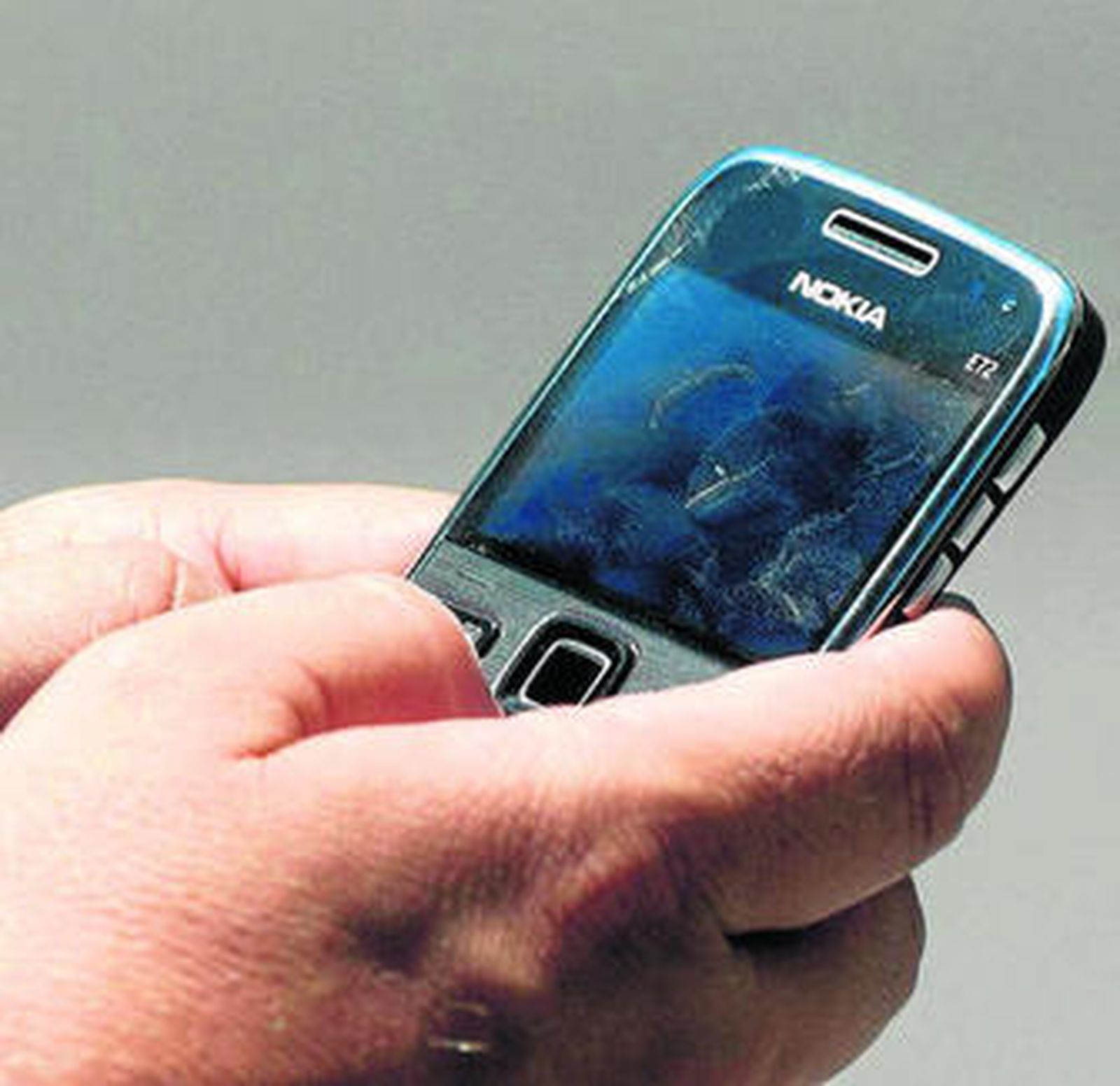 Una persona utiliza un dispositivo de telefonía móvil.