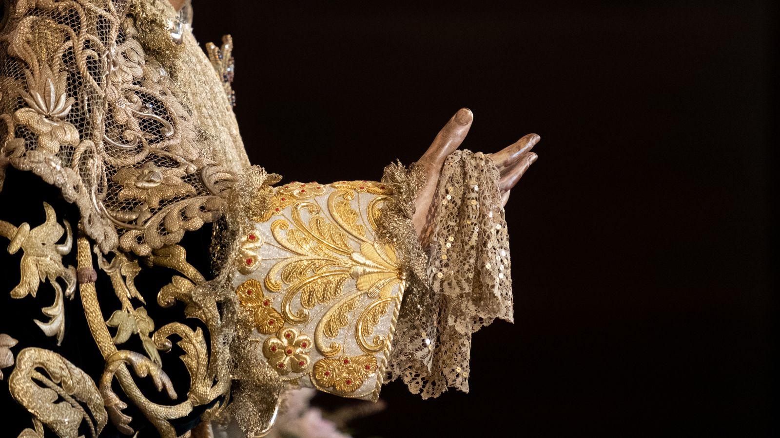 La Esperanza de Triana en su besamanos, en imágenes