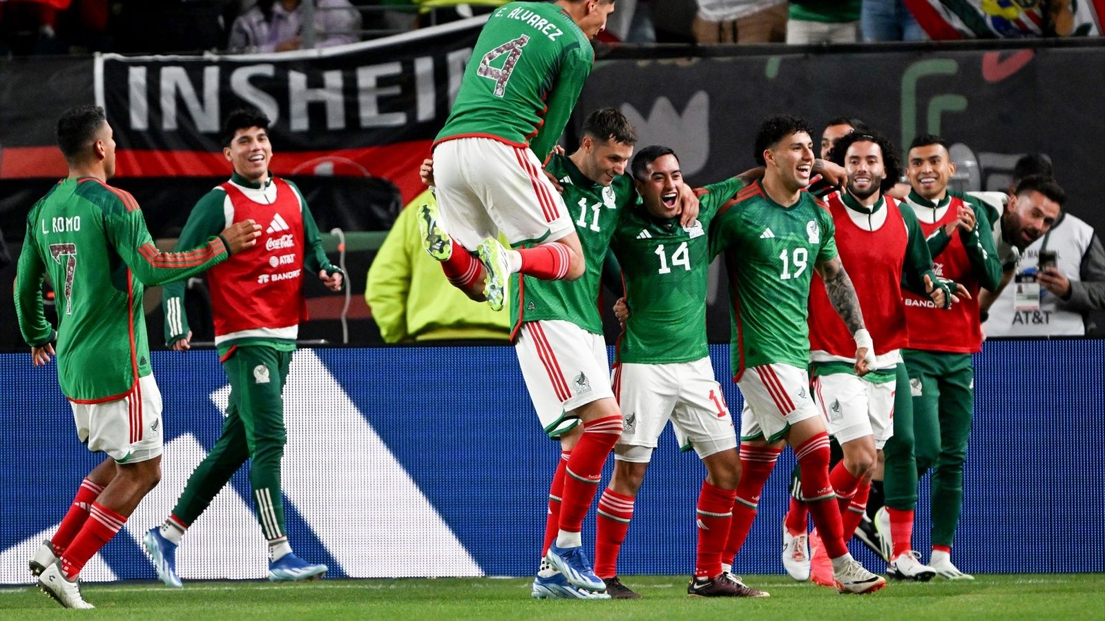 Erick Sánchez celebra su gol ante Alemania junto a sus compañeros de selección