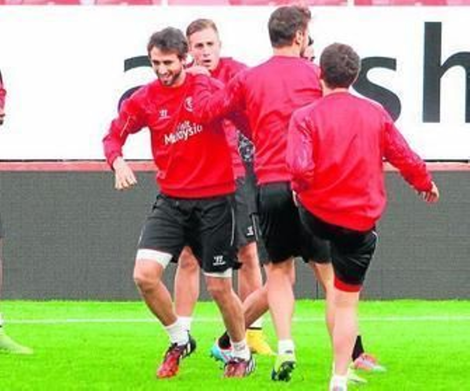 Pareja y Krychowiak bromean en un ejercicio ante Deulofeu.