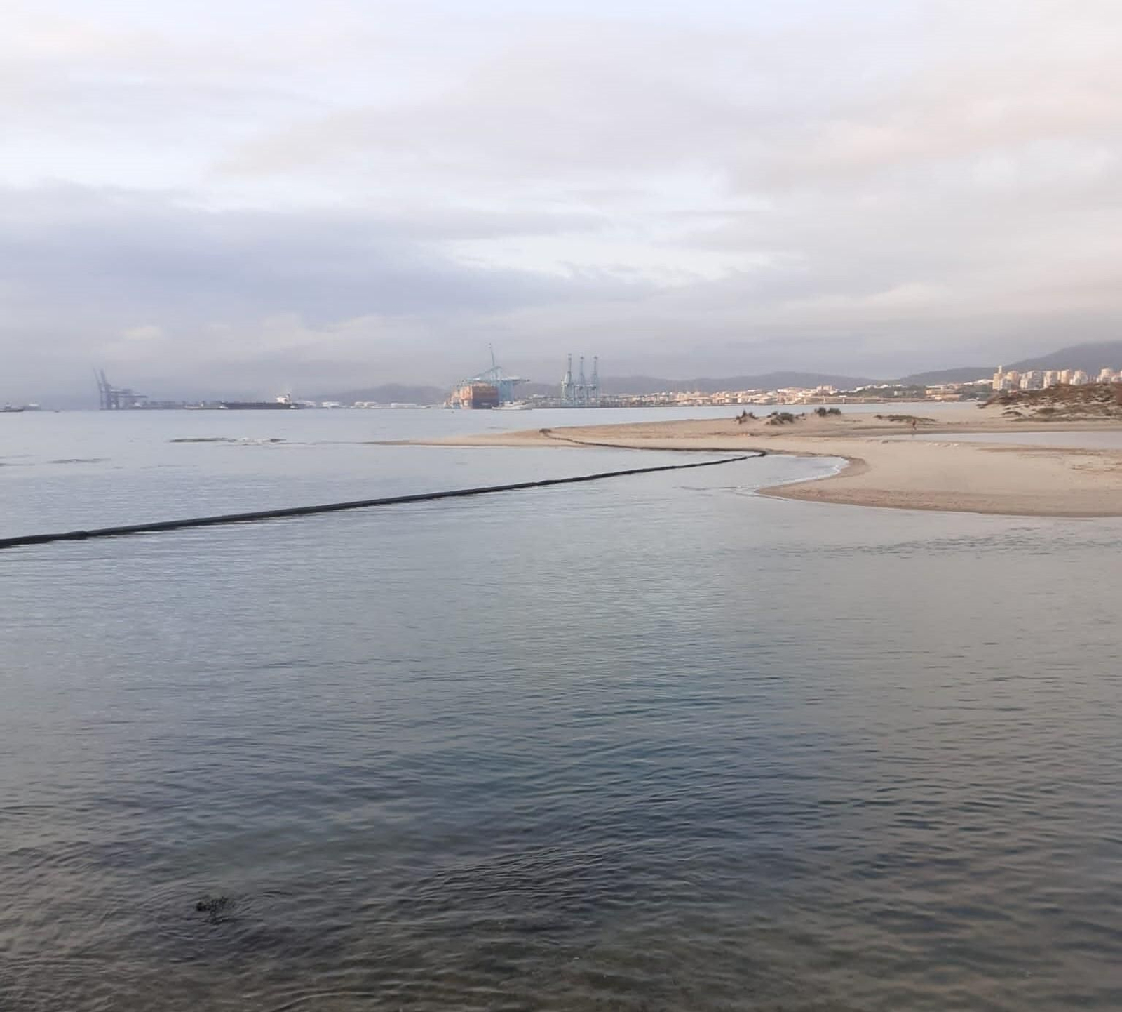 Barrera anticontaminación en el río Palmones