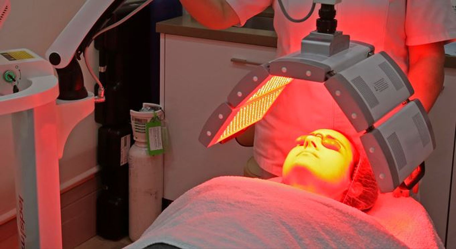 Una mujer se somete a un tratamiento en un centro de medicina estética.