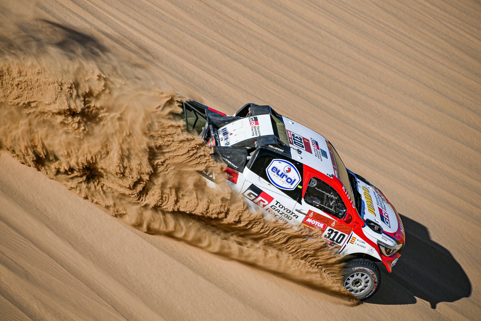 El piloto español Fernando Alonso, en un tramo de dunas en la primera etapa del Rally Dakar.