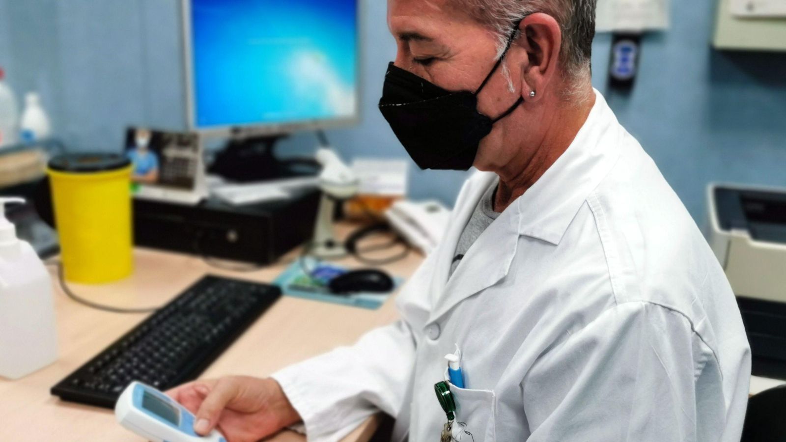 El doctor Juan Carlos López, hematólogo responsable y referente de la iniciativa, mientras controla uno de los dispositivos.