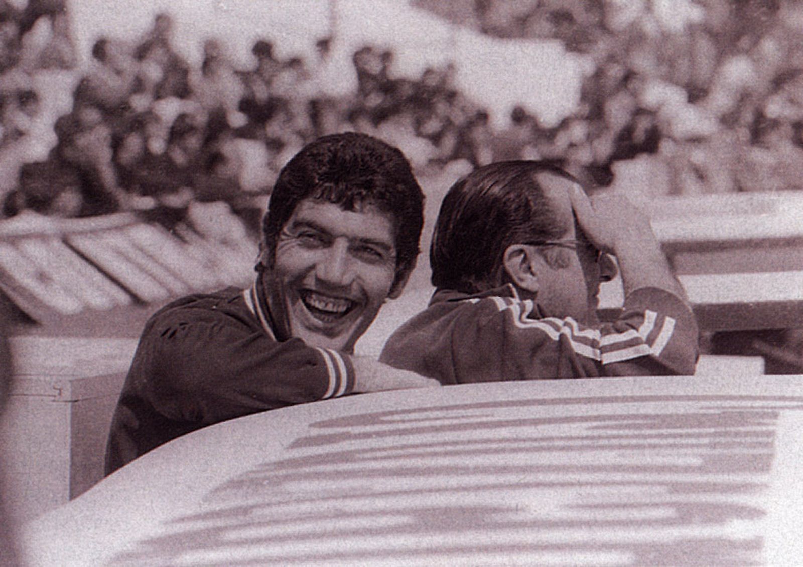 Rogelio, a la izquierda, sonriente en su época de jugador.