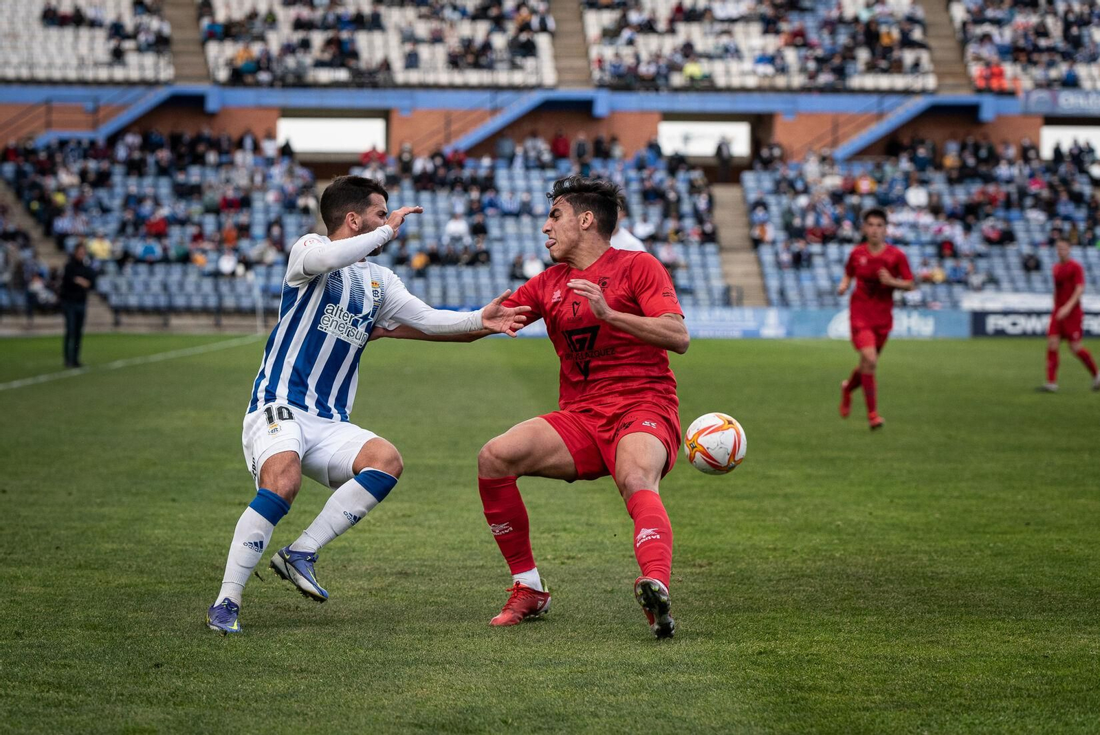 Víctor Barroso trata de zafarse de un jugador del Atlético Antoniano.
