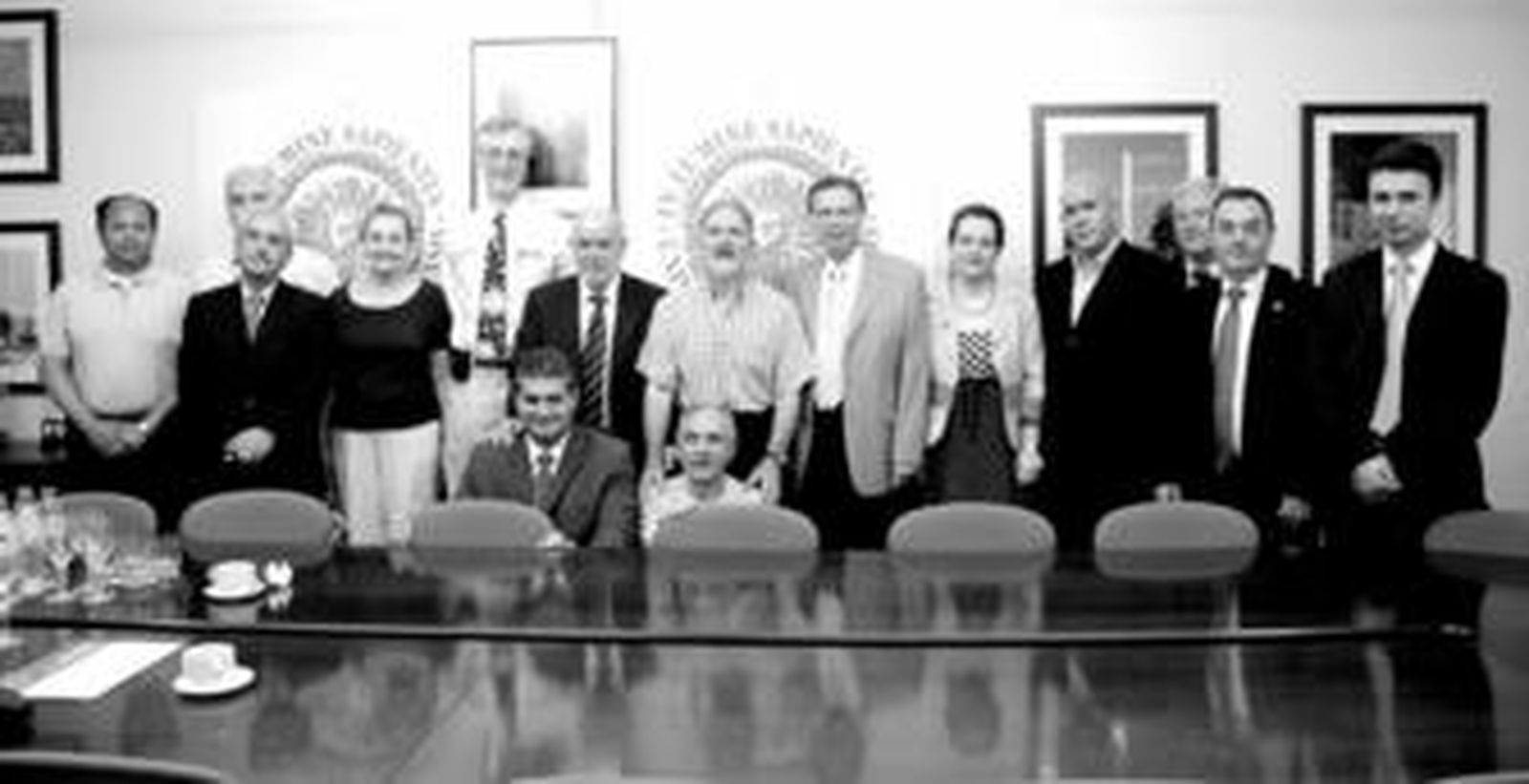 John Mather con Pedro Molina y otros científicos de las Jornadas, así como otros miembros de la comunidad universitaria.