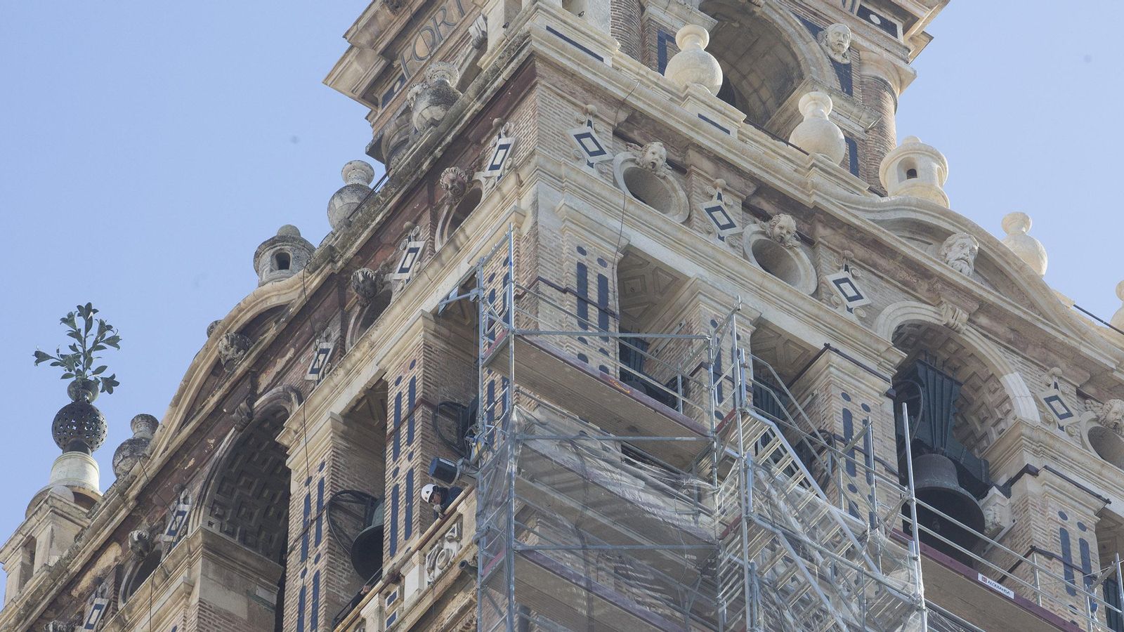La Giralda durante su restauración.