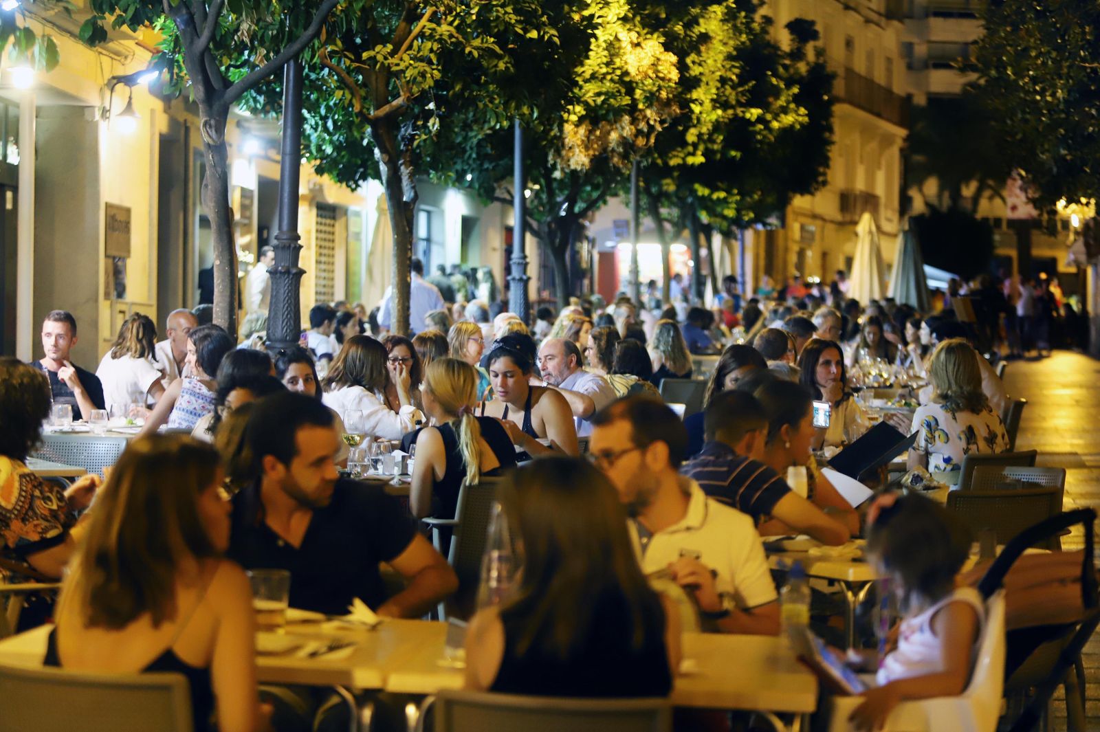 Ambiente nocturno en las terraza del centro