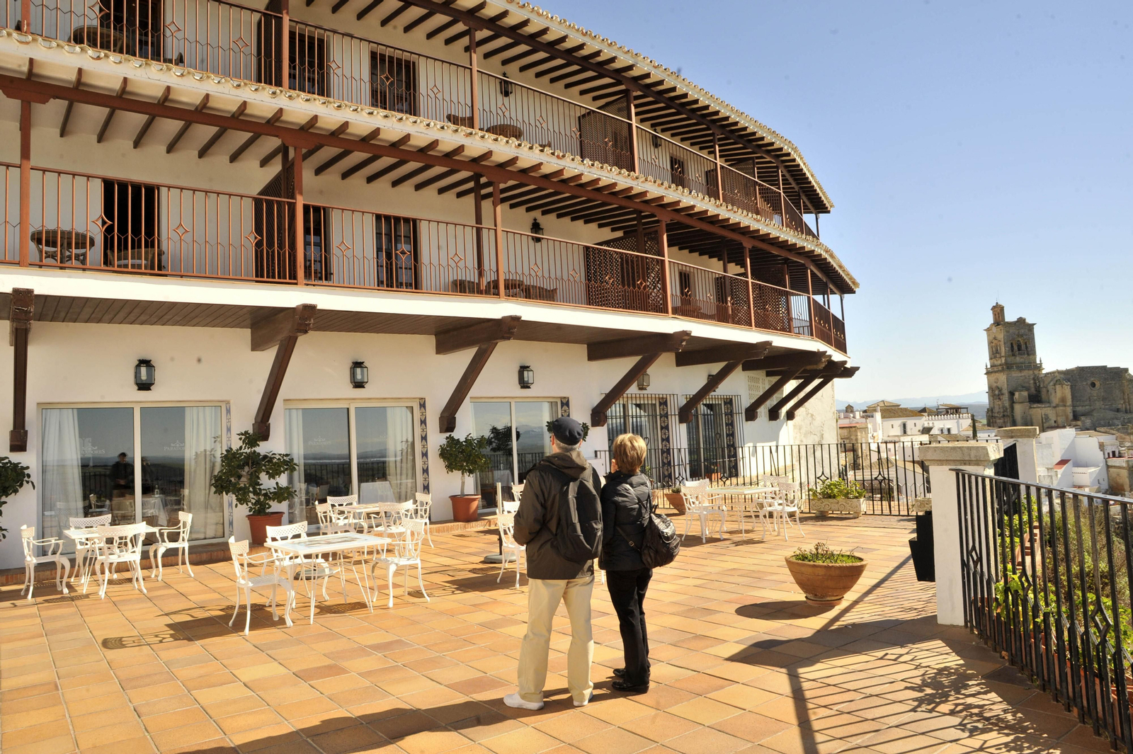 Varios turistas en la terraza del Parador de Arcos