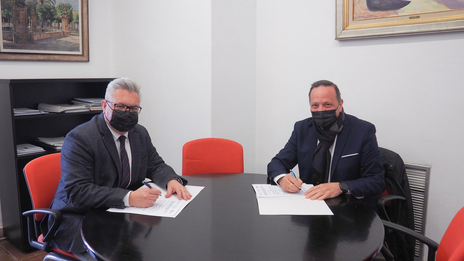 Firma del convenio entre Emproacsa y Facua.