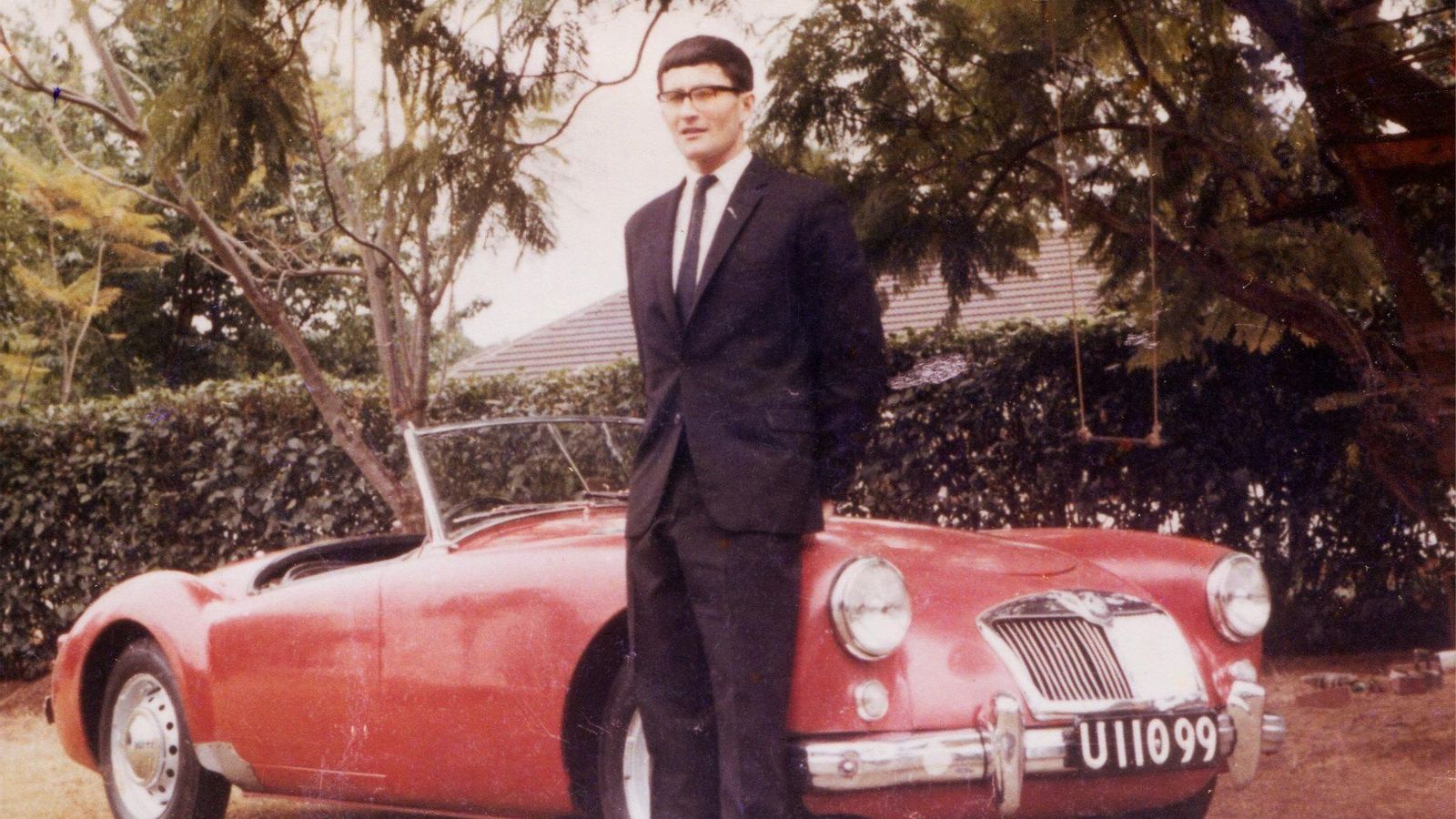 Mike con su coche MGA 50.