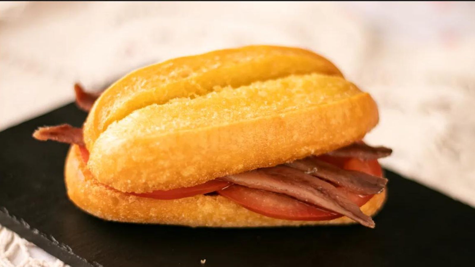 Conoce la historia de la mítica tapa 'El Recluta' de la taberna El Abuelo en San Ildefonso.