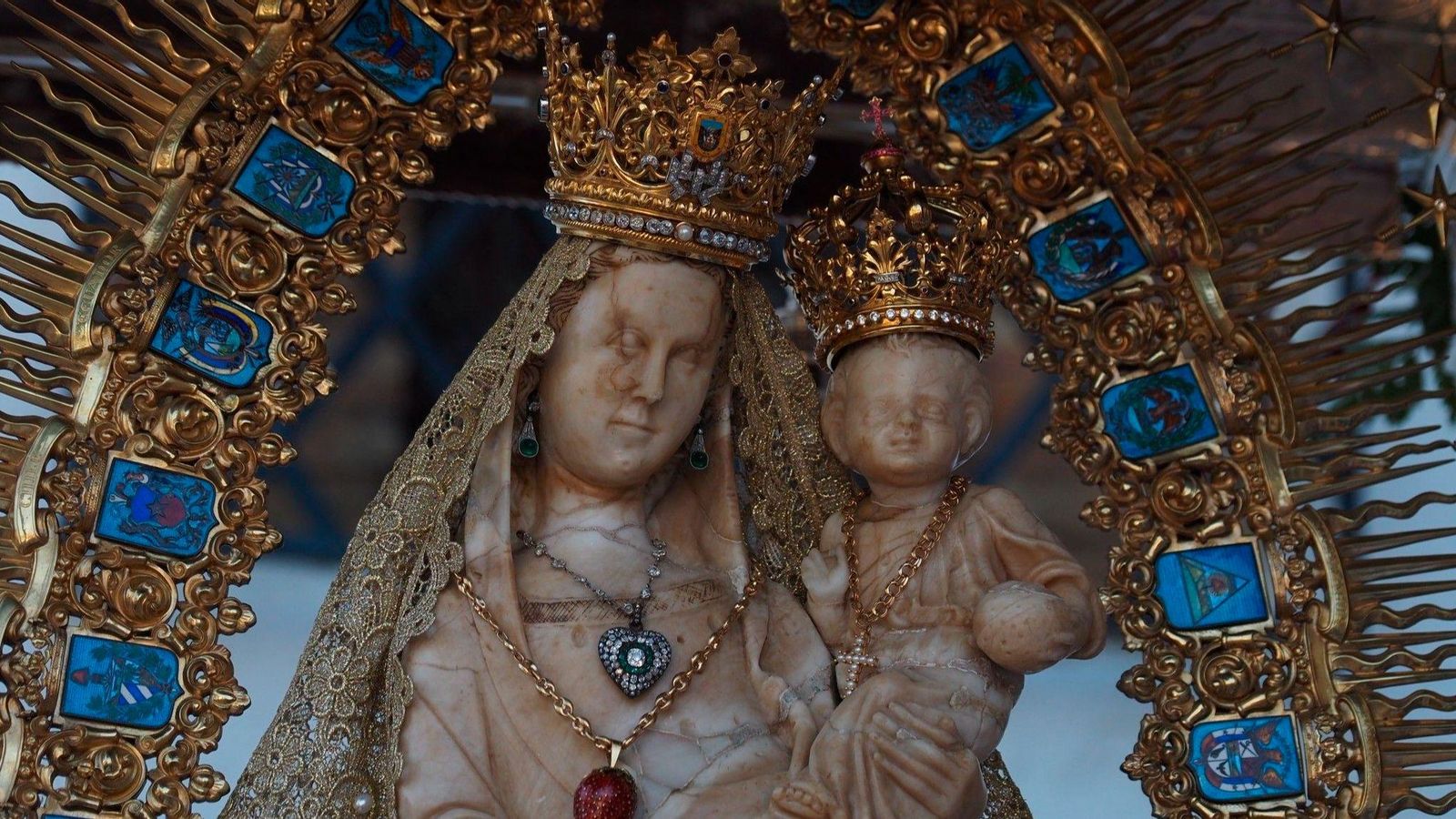 Primer plano de Nuestra Señora de los Milagros Coronada
