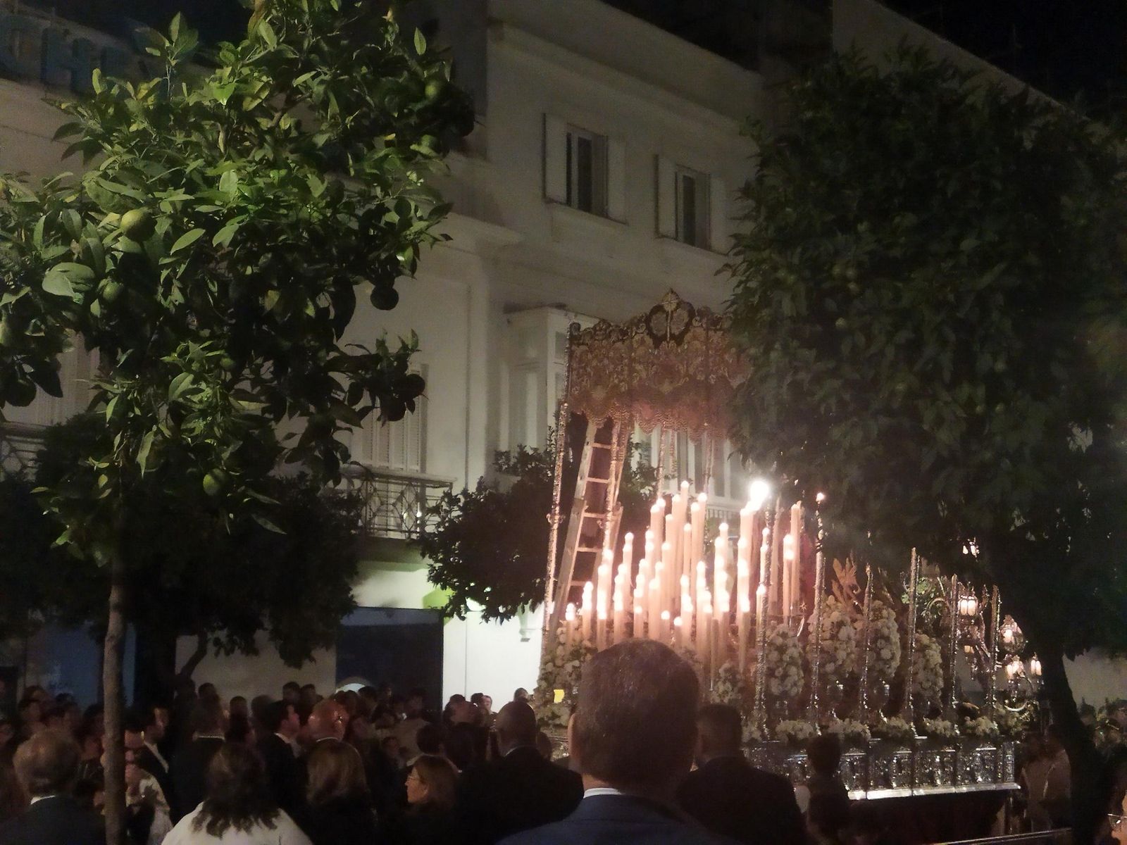 Un hermano de la Viga arreglando el varal.